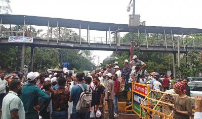 সড়কে যান চলাচল বন্ধ করে দিয়েছেন ইশরাক সমর্থকরা, সীমাহীন দুর্ভোগ