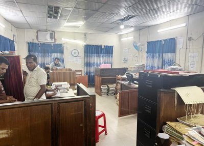 কাস্টমস খোলা, কর্মকর্তারা বাইরে ঘোরাঘুরি করছেন, ক্ষতিগ্রস্ত আমদানিকারকরা