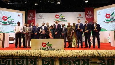 বাণিজ্য উপদেষ্টার সঙ্গে পদক হাতে কাজী অ্যান্ড কাজী টি এস্টেট লিমিটেডের ব্যবস্থাপনা পরিচালক কাজী ইনাম আহমেদ (ডান থেকে তৃতীয়), ছবি: নাসিরুল ইসলাম