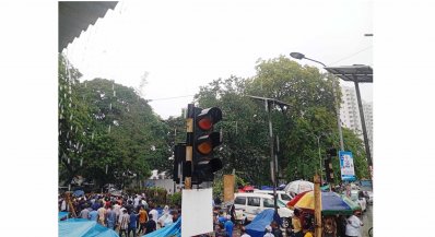 বৃষ্টিতে ভিজে যমুনার সামনে স্লোগান ইশরাক সমর্থকদের