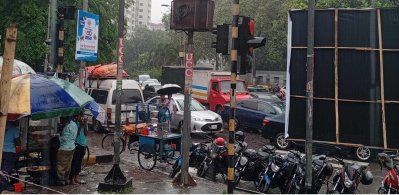বৃষ্টিতে ভিজে যমুনার সামনে স্লোগান ইশরাক সমর্থকদের