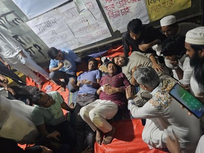 আন্দোলনকারীদের সঙ্গে কথা বলছেন শিক্ষকরা