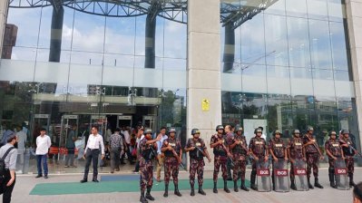 জাতীয় রাজস্ব ভবনের সামনে সতর্ক প্রহরায় বিজিবি সদস্যরা