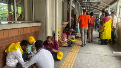মেট্রোস্টেশনে বসে আছেন আন্দোলনকারীরা