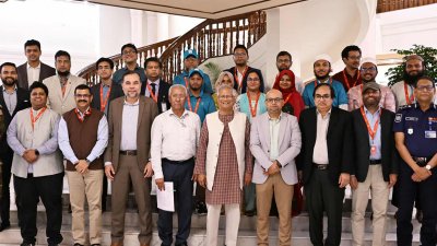 উদ্বোধন অনুষ্ঠান শেষে প্রধান উপদেষ্টার সঙ্গে অতিথিরা