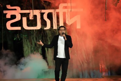 ‘ইত্যাদি’র মঞ্চে গান গাইছেন মনির খান