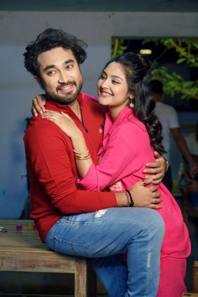 আরেকটি দৃশ্যে জোভান ও নীহা