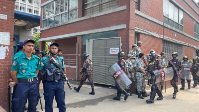 সচিবালয়ের ফটকে আইনশৃঙ্খলা বাহিনীর সদস্যরা