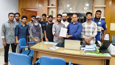 অতিরিক্ত জেলা প্রশাসকের কাছে স্মারকলিপি দেন ওই শিক্ষার্থীরা