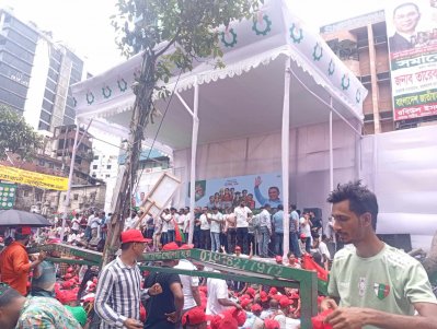 সমাবেশের মঞ্চ নেতাকর্মীদের ভিড়