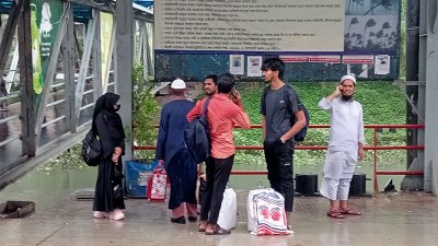 সদরঘাট থেকে ফিরে যাচ্ছেন যাত্রীরা