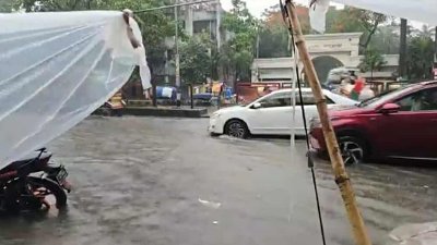 জলাবদ্ধতায় ভোগান্তিতে নগরবাসী