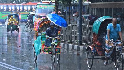 বৃষ্টির কারণে রাজধানীর বিভিন্ন এলাকায় যানজট দেখা দেয় (ছবি: নাসিরুল ইসলাম)
