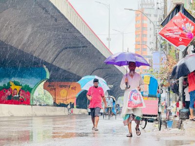 রাজধানীতে ঝড়ো হাওয়াসহ বৃষ্টি, কর্মজীবী মানুষের ভোগান্তি