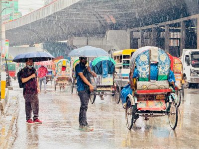 রাজধানীতে ঝড়ো হাওয়াসহ বৃষ্টি, কর্মজীবী মানুষের ভোগান্তি