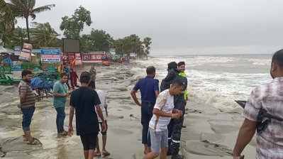 সতর্ক অবস্থানে ট্যুরিস্ট পুলিশ