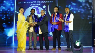 পুরস্কার গ্রহণ করছেন রুনা খান