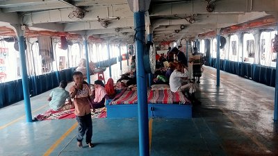 লঞ্চ ছাড়ার অপেক্ষায় যাত্রীরা