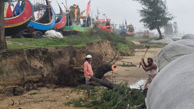 ঢেউয়ের আঘাতে ভাঙছে টেকনাফের মেরিন ড্রাইভ