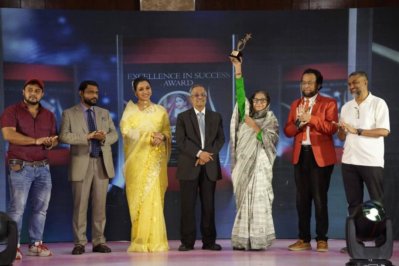আজীবন সম্মাননা হাতে দিলারা জামান