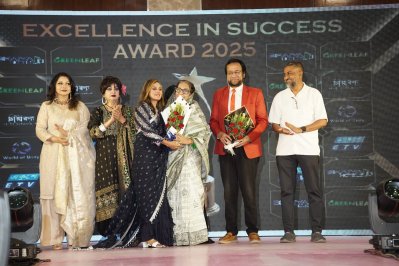 দিলারা জামানকে ফুলেল শুভেচ্ছা জানান আয়োজক ঊর্মি ইসলাম