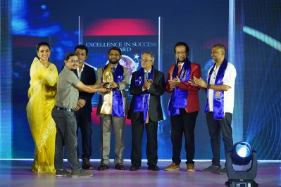 শ্রেষ্ঠ গীতিকবির পুরস্কার নিচ্ছেন মাহমুদ মানজুর