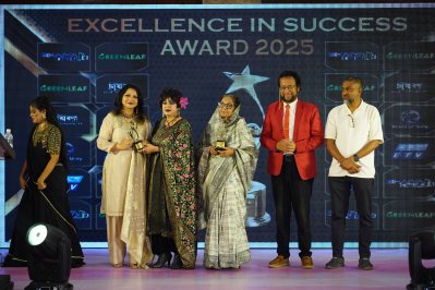 পুরস্কার গ্রহণ করছিলেন আঁখি আলমগীর