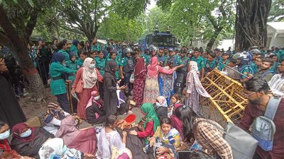 ‘তথ্য আপা’ প্রকল্পে কর্মরত কর্মীদের মিছিলে বাধা দিয়েছে পুলিশ (ছবি: নাসিরুল ইসলাম)