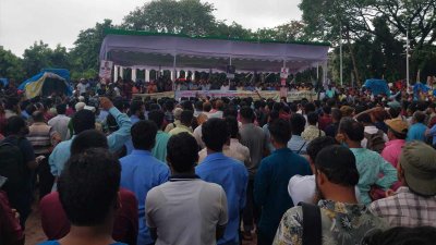 শহীদ মিনারে পবিস শ্রমিকদের অবস্থান কর্মসূচি। ছবি: নাসিরুল ইসলাম