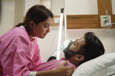 একটি দৃশ্যে ইয়াশ ও তটিনী