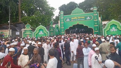 ঈদগাহের প্রধান গেটের সামনে মুসল্লিদের উপচেপড়া ভিড়, ছবি: প্রতিবেদক