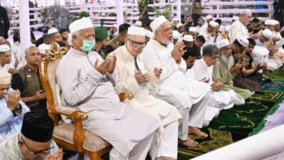 ঈদের নামাজে মোনাজাতরত প্রধান উপদেষ্টা, ছবি: প্রধান উপদেষ্টার প্রেস উইং