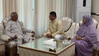 প্রধান উপদেষ্টার সঙ্গে কুশল বিনিময় করেন সেনাপ্রধান ও তার স্ত্রী,  ছবি: প্রধান উপদেষ্টার প্রেস উইং