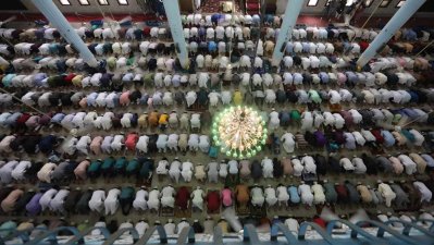 বায়তুল মোকাররম মসজিদে প্রথম জামাতে মুসল্লিরা, ছবি: নাসিরুল ইসলাম