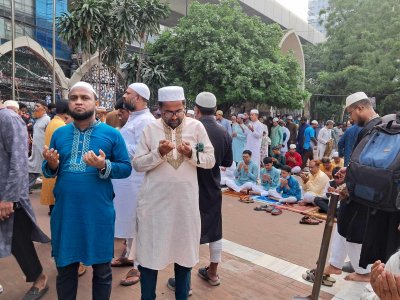 নামাজ শেষে আল্লাহর দরবারে মোনাজাত করছেন মুসল্লিরা, ছবি: প্রতিবেদক