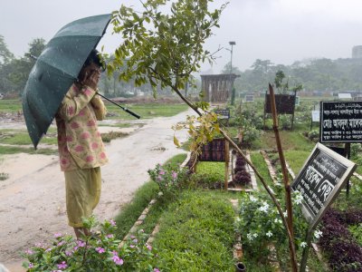 ঈদের দিন মায়ের কবরের সামনে শুভ