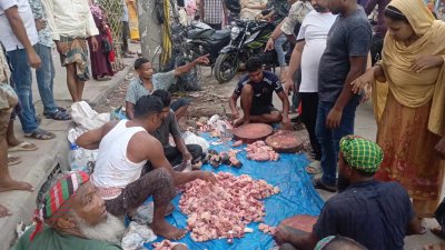 মাংস বিক্রি করছেন এক কসাই দল