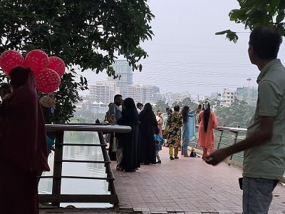 হাতিরঝিলের সৌন্দর্য উপভোগ করছেন তারা