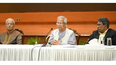গত ২ জুন  জাতীয় ঐকমত্য কমিশনের বৈঠকে প্রধান উপদেষ্টা, ছবি: পিআইডি