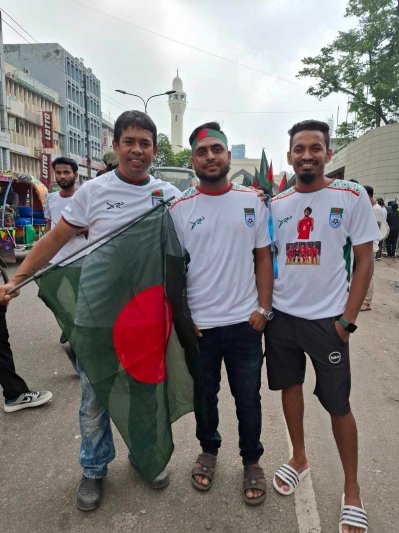 জাতীয় পতাকা হাতে আগত দর্শক।