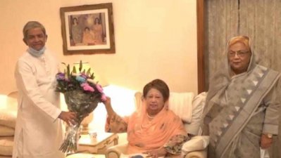 ঈদের দিন খালেদা জিয়ার সঙ্গে শুভেচ্ছা বিনিময় করেন বিএনপির মহাসচিব মির্জা ফখরুল ইসলাম আলমগীর ও সেলিমা রহমান 