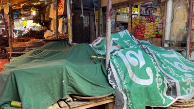 বাজারে বেশিরভাগ দোকান বন্ধ রয়েছে