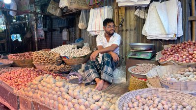 ক্রেতার অপেক্ষায় আছেন বিক্রেতা