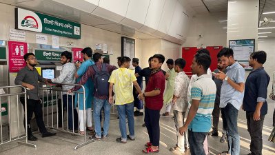 মাস্ক ছাড়াই টিকিটের জন্য লাইনে দাঁড়িয়েছেন যাত্রীরা