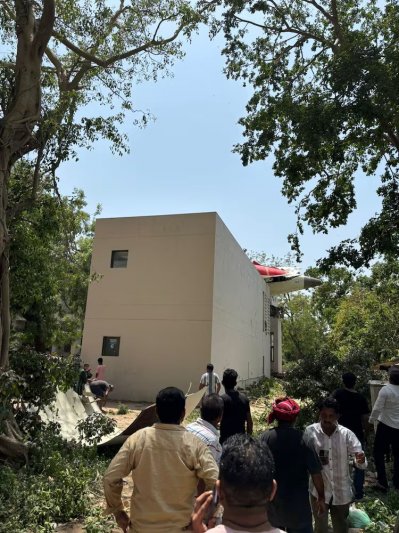 ছবিতে এয়ার ইন্ডিয়ার বিমানের লেজ ও ক্ষতিগ্রস্ত মেডিক্যাল কলেজের হোস্টেল