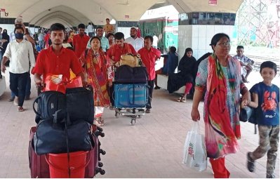 কমলাপুরে ট্রেনে ফিরতি যাত্রীদের ঢল, নেই স্বাস্থ্যবিধির বালাই