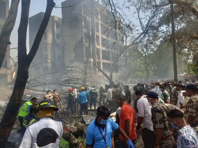 ছবিতে এয়ার ইন্ডিয়ার বিমানের লেজ ও ক্ষতিগ্রস্ত মেডিক্যাল কলেজের হোস্টেল