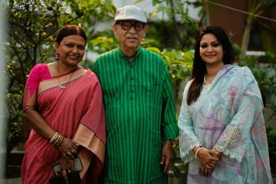 নির্মাতার সঙ্গে দুই শিল্পী