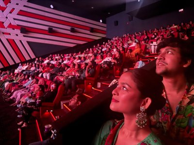 প্রেক্ষাগৃহে সাদিয়া ও সৌম্য