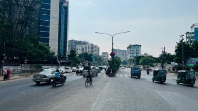 রাজধানীতে এখনও রয়েছে ছুটির আমেজ